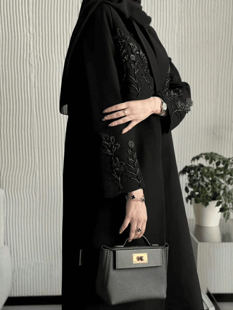 عباية سوداء مطرزة
